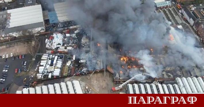 Десетки пожарникари се борят с огромен пожар във фабрика в