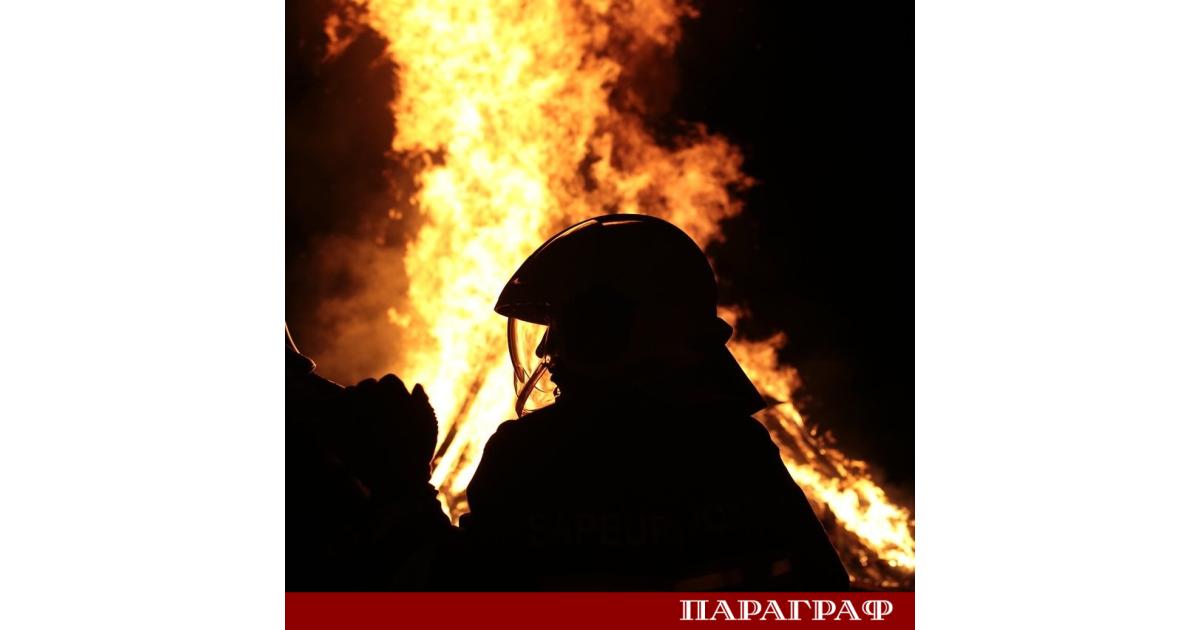 Двама души са леко обгазени след пожар избухнал в къща