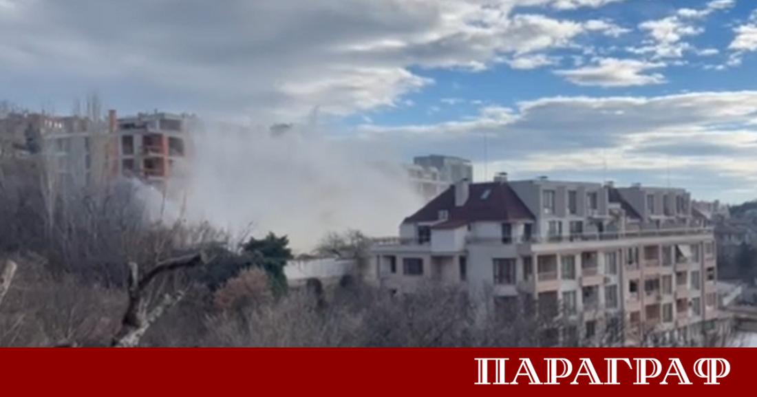 Мощен гейзер бликна във Варна днес след като частна фирма