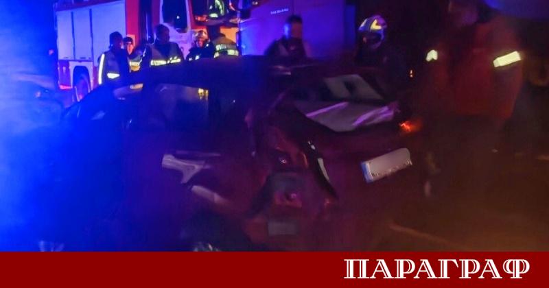 Верижна катастрофа с три автомобила затвори пътя между Симитли и