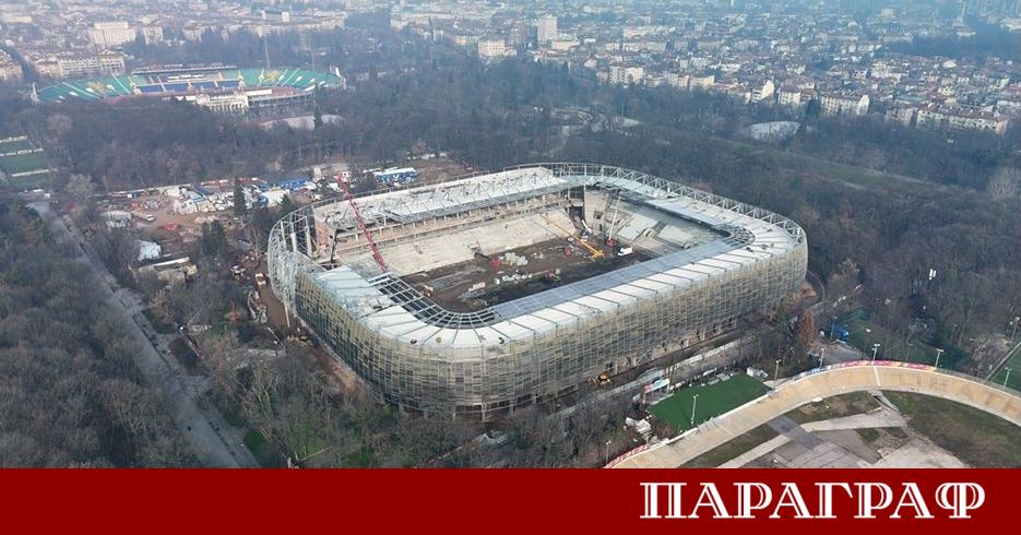 Екип от водещата компания SIS Pitches която подготвя стадиони за