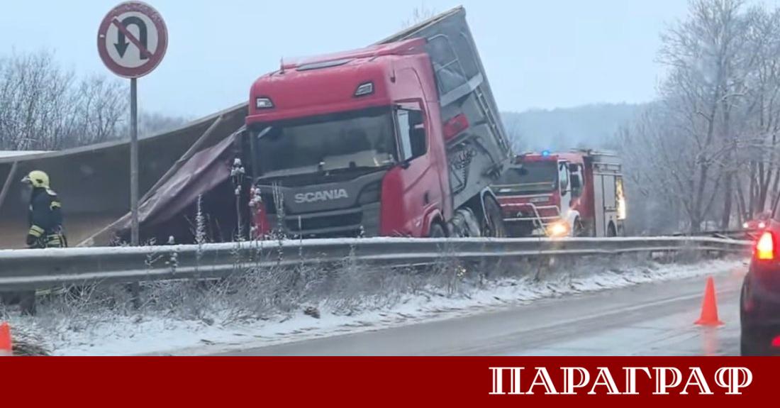 Катастрофа с тир блокира изцяло движението по главен път Е