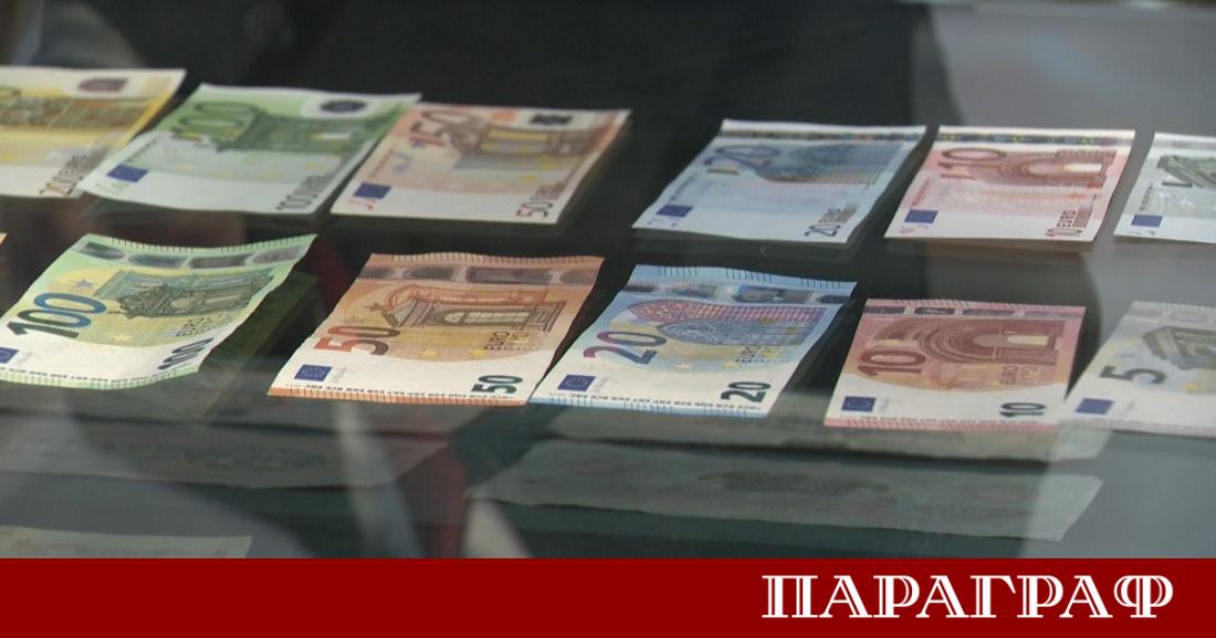 Евробанкнотите и монетите притежават специфични елементи улесняващи разпознаването им от