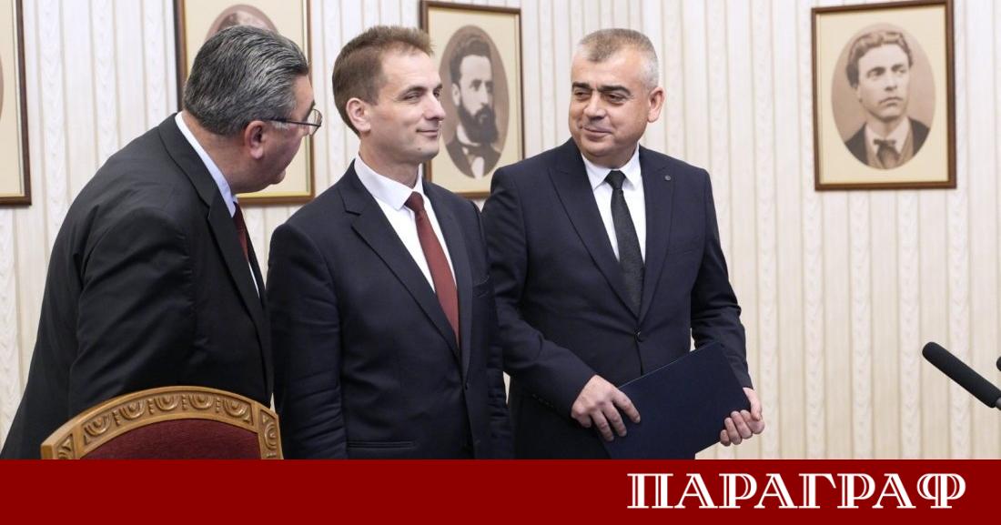 България се насочва към предсрочни парламентарни избори Президентът Румен Радев