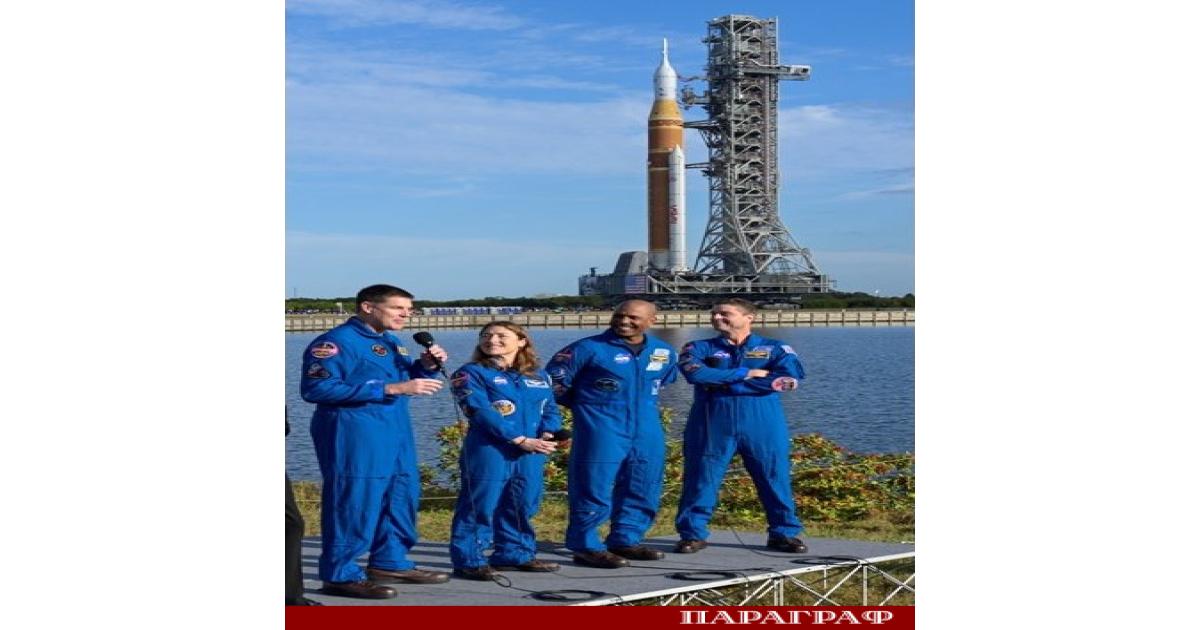 Гигантската лунна ракета на НАСА Space Launch System SLS се