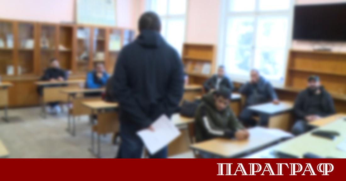 Близо 30 възрастни ученици в Русе се връщат в класната