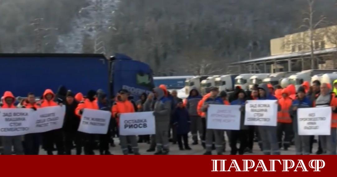 Стотици работници от дървообработващото предприятие Кроношпан във Велико Търново излязоха