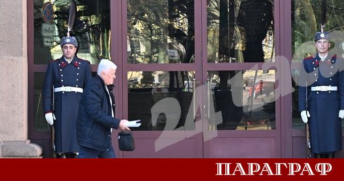 Напрежение и необичайна активност бележат часовете преди извънредното обръщение на