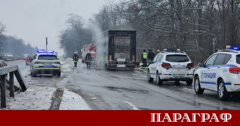 Камион превозващ 178 прасета за кланица се запали днес следобед