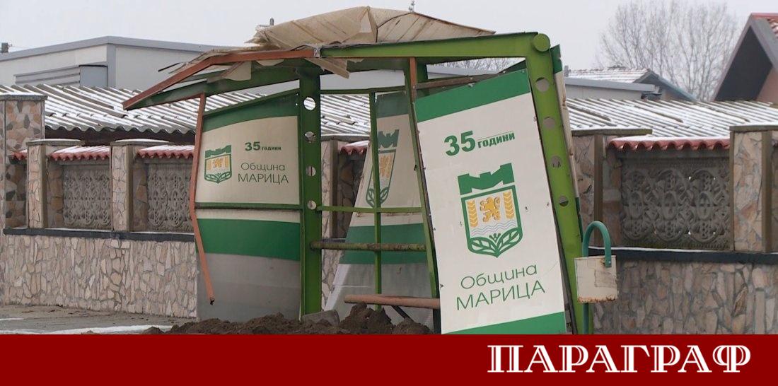 Автобус се е блъснал в автобусна спирка в пловдивското село