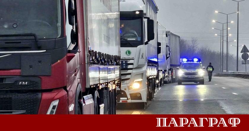 Опашка от 16 километра товарни камиони се е образувала тази