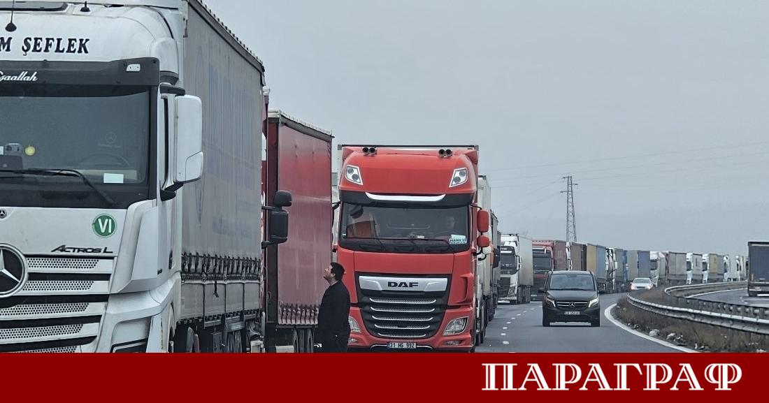 Около 15 километра дълга колона от товарни автомобили се е