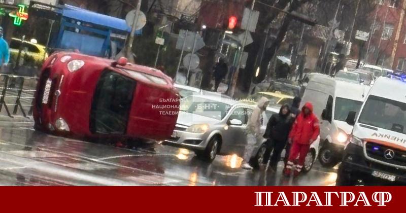 Лек автомобил се обърна на оживен булевард в Благоевград Инцидентът