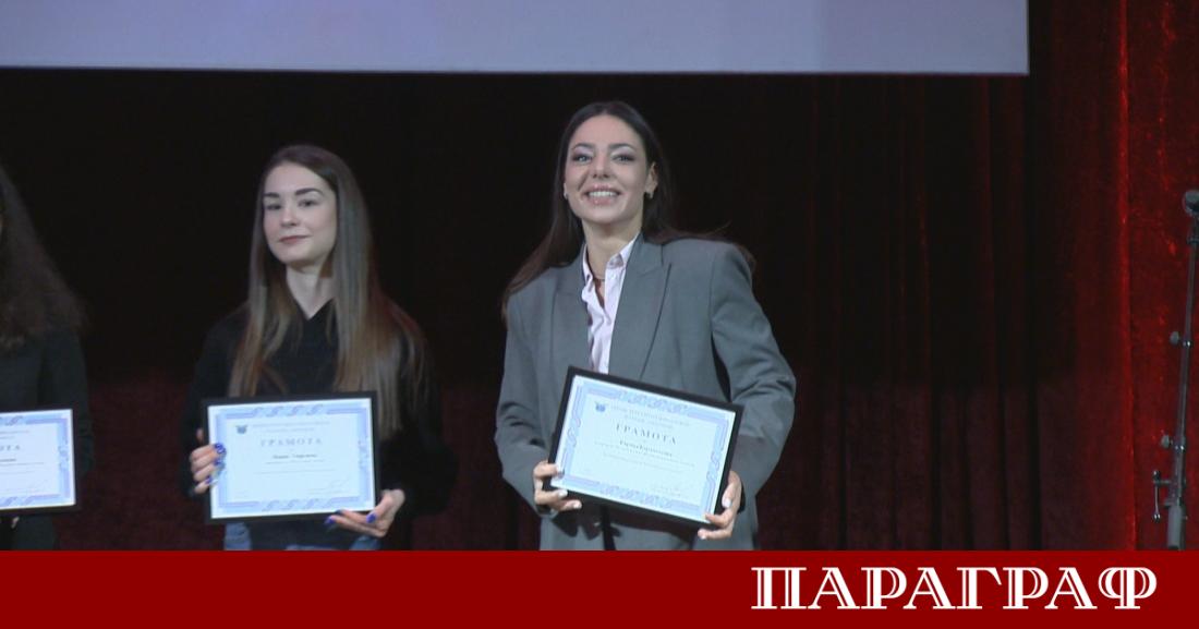 Репортерът на БНТ Карина Караньотова от предаването По света и