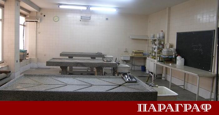 Криза с препълнени морги обхваща България като най тежко е