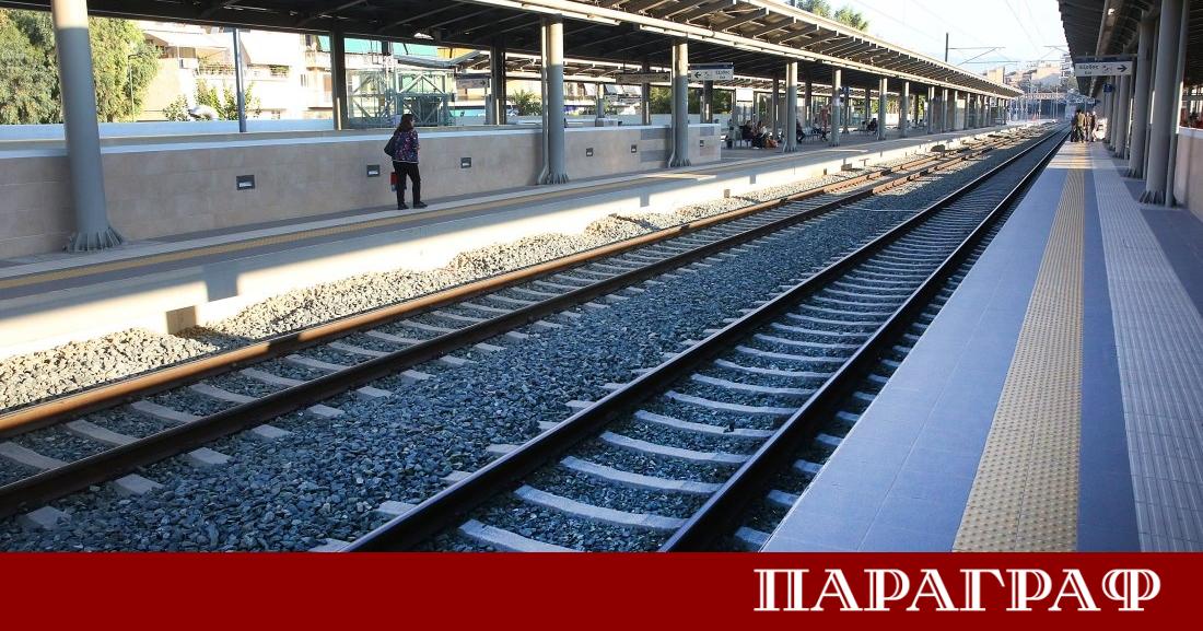 Дърво падна върху движещ се влак на полуостров Пелопонес Южна