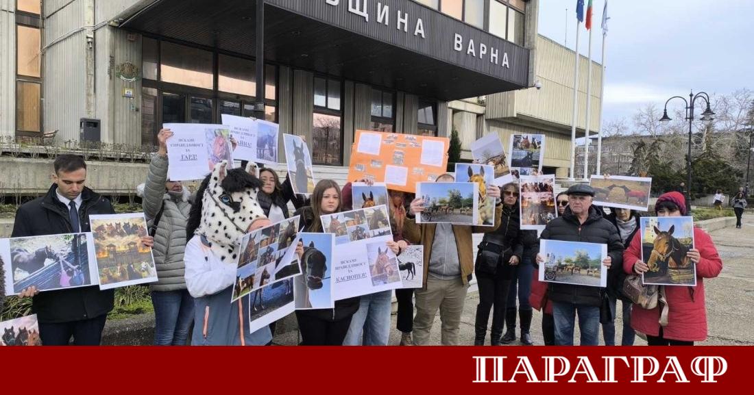 Жители на Варна се събраха на мащабен протест пред сградата