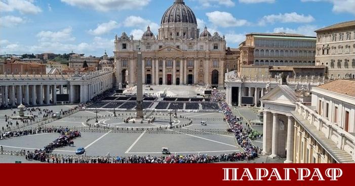 След като папа Франциск разчупи вековната традиция избирайки да живее