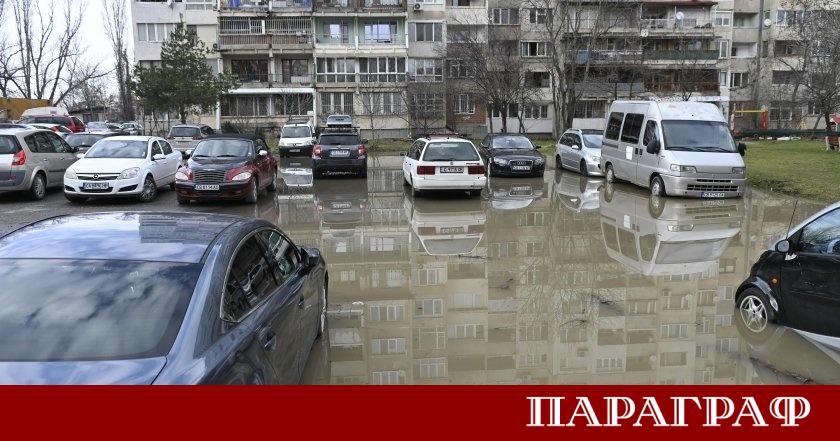 Мащабна авария на водопроводната мрежа превърна паркинг в софийския квартал