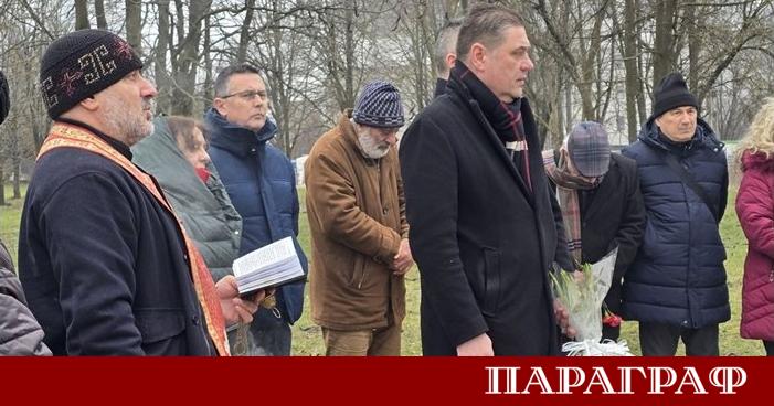 Жители и общественици в Добрич се събраха пред Кръст паметника