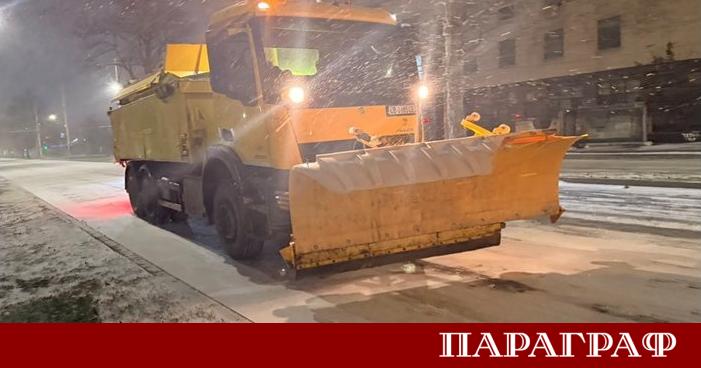 Снегопочистващата техника в Русе вече е на терен заради започналия