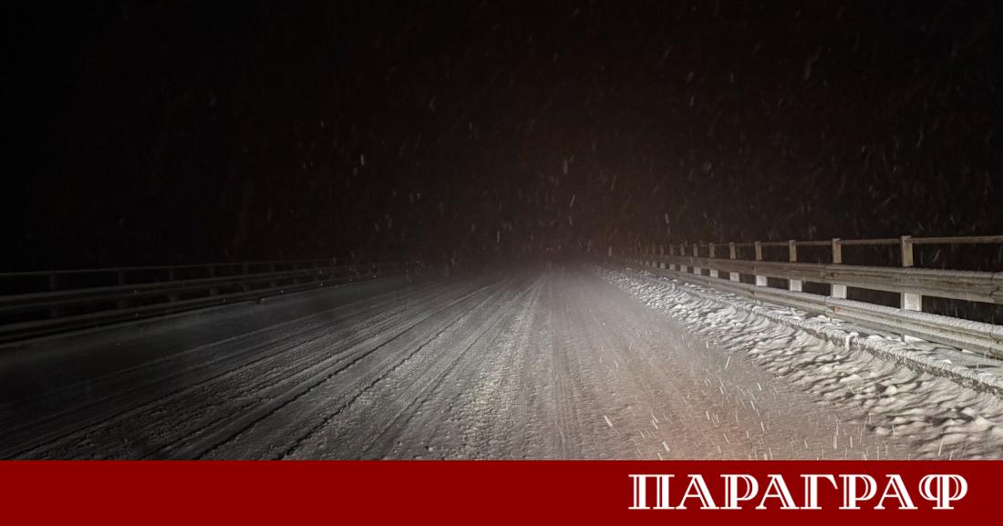 Тежка зимна обстановка блокира движението по Подбалканския път София –