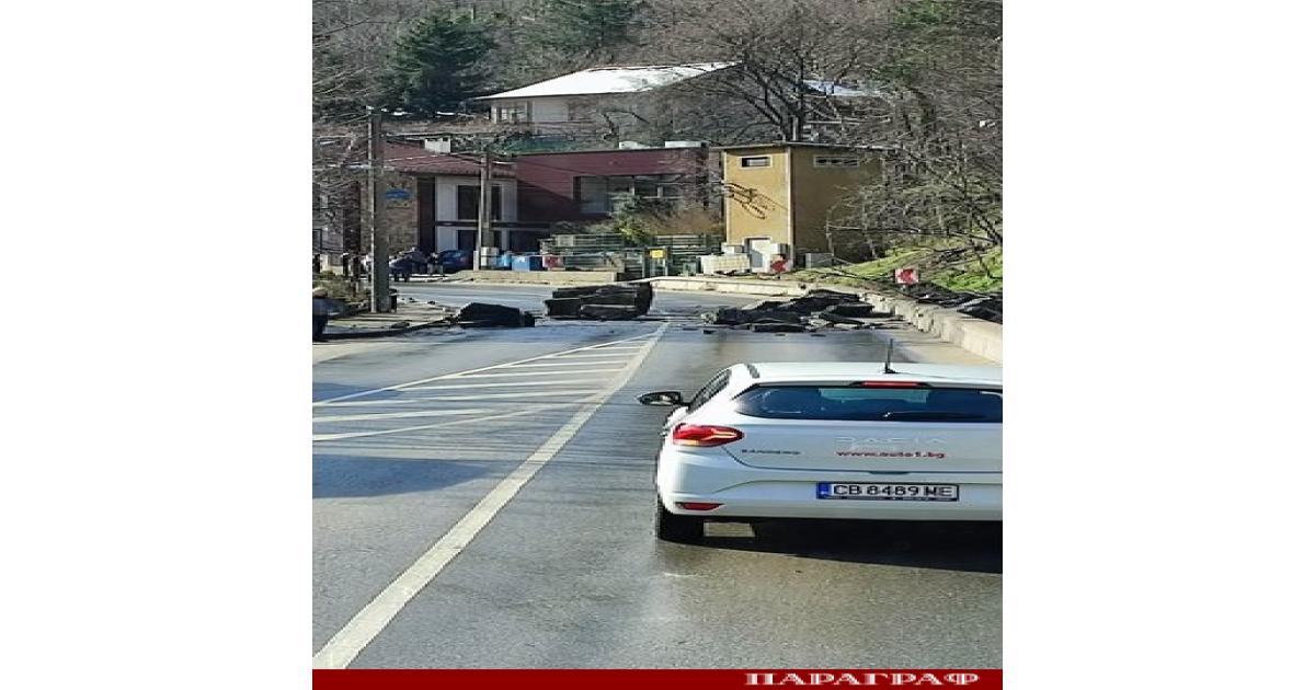 Пътят Пазарджик Велинград е временно затворен заради срутване на сериозна