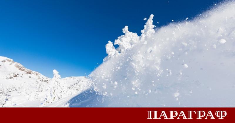 Двама млади скиори загинаха при падане на лавина във Френските