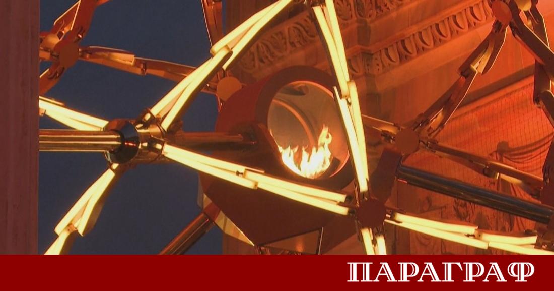 Олимпийският огън който гори на величествената Арка на мира в