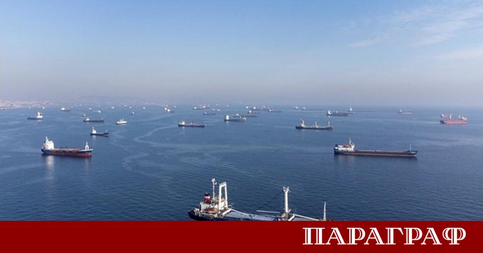 Турските власти преустановиха движението на кораби през протока Босфор в