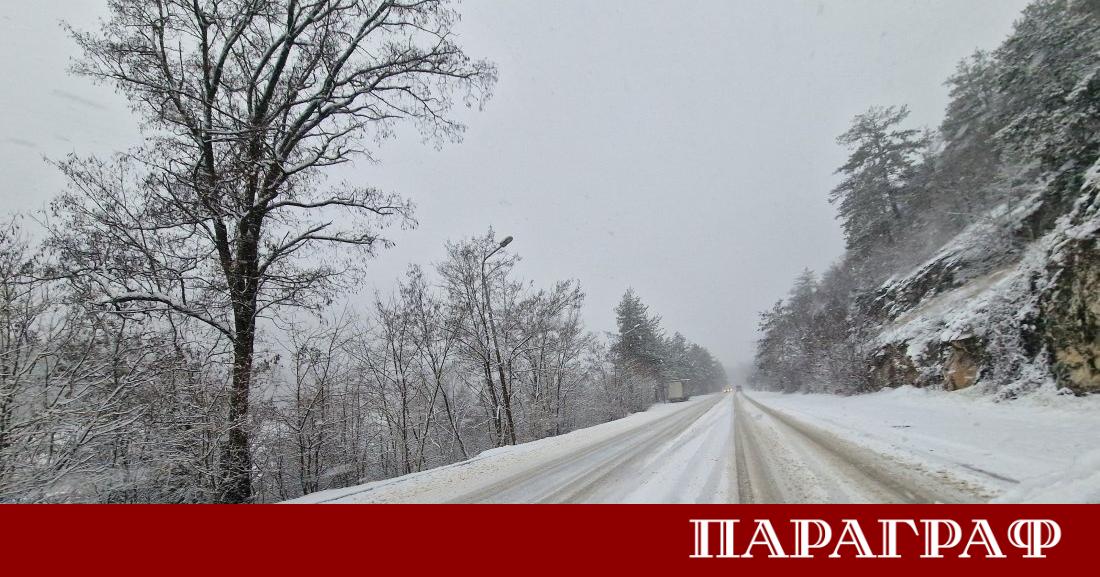 Обилен снеговалеж предизвика сериозни затруднения в движението към курорта Пампорово