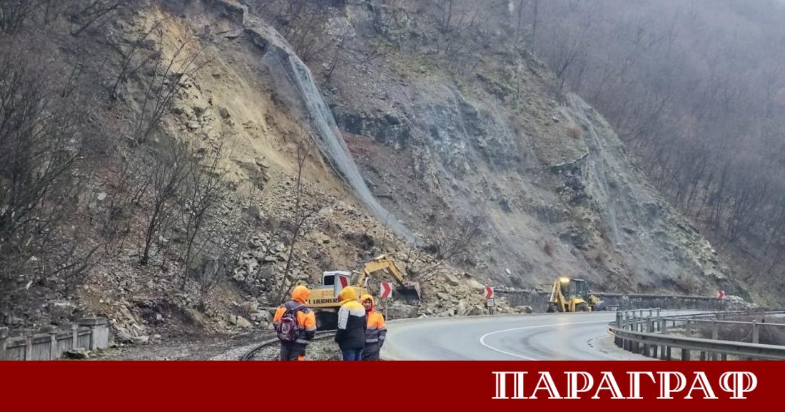 Огромно количество скална маса парализира движението на единствената функционираща теснолинейка