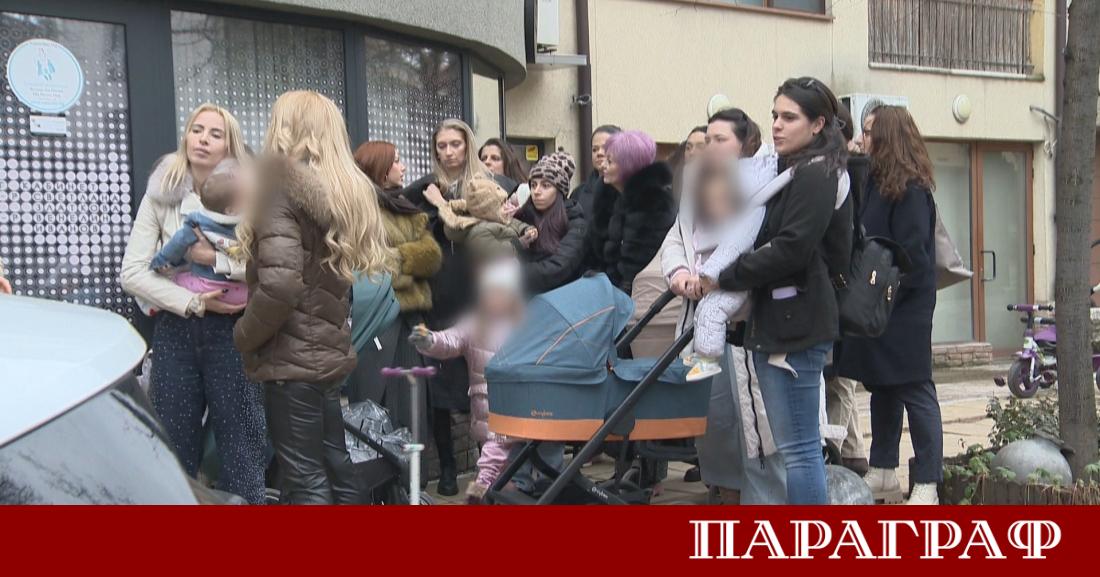 Пациентки се събраха пред медицински център в София за да
