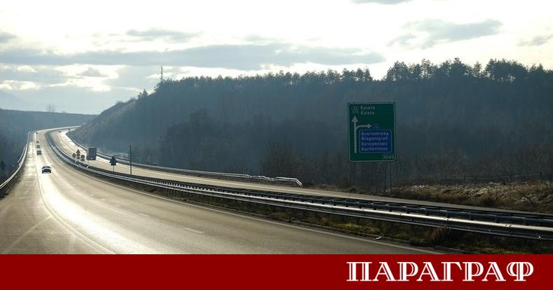 Дейностите по обрушването на скални откоси в участъка между 16