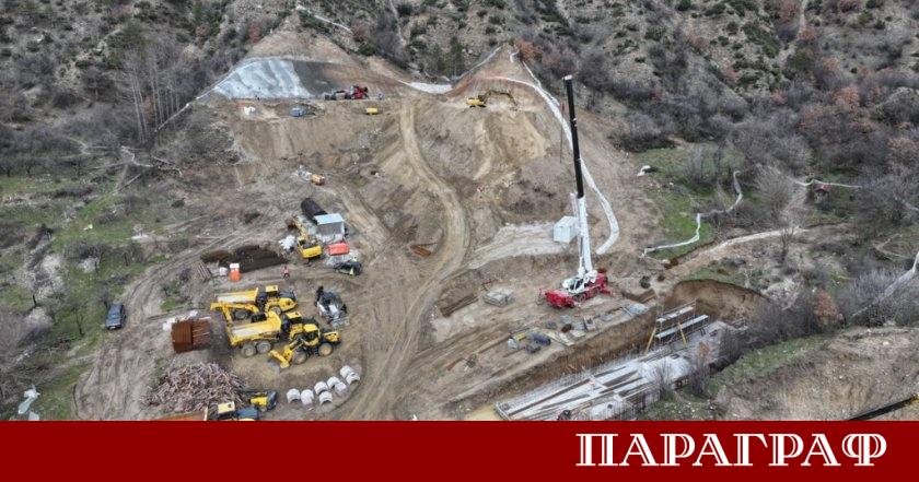 Строителството на стратегическия обходен път на Кресна навлиза в интензивна