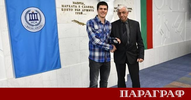 Ректорът на Националната спортна академия проф Красимир Петков официално награди