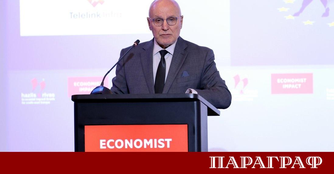 Управителят на БНБ Димитър Радев и вицепрезидентът Илияна Йотова представиха