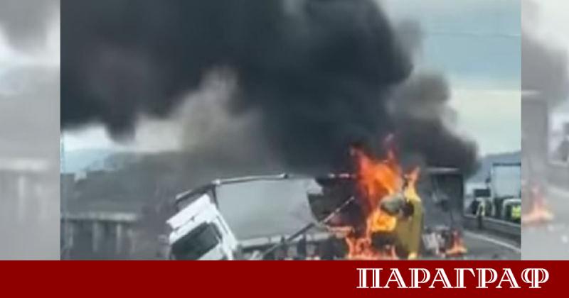 Тежка катастрофа между два товарни автомобила парализира движението по Северната