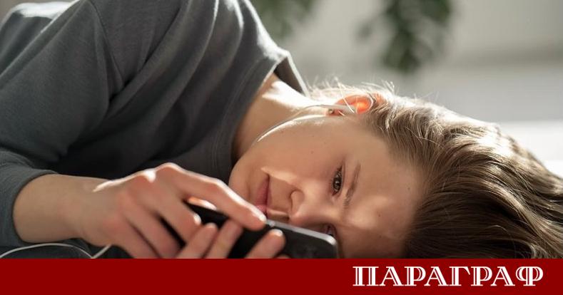 Поколението Z израсна с телефон в ръка и превърна близостта