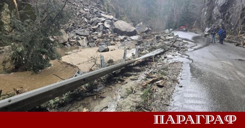 Екипи продължават интензивната работа по разчистването на пътя Велинград –