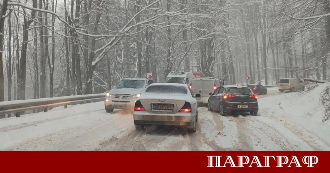 Снегът в прохода Петрохан започна да създава сериозни проблеми за