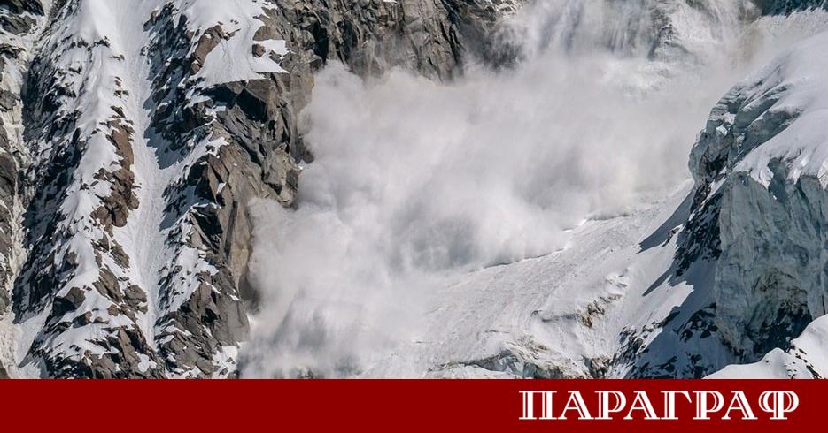 Трима души загинаха при падане на две отделни лавини във
