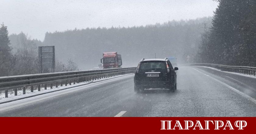 Силните снегонавявания и драстично намалената видимост доведоха до сериозни затруднения