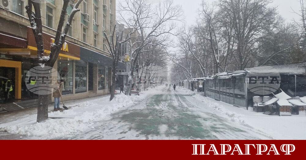 Над 30 специализирани машини работят активно по почистването на пътната