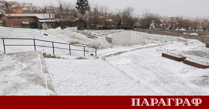 Силни пориви на вятъра и тежко заледяване унищожиха оранжериите на