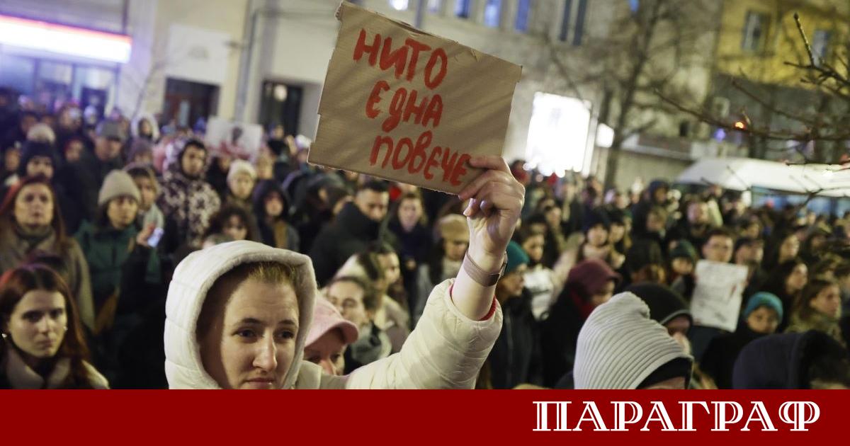 Стотици граждани изпълниха площада пред Съдебната палата в София снощи