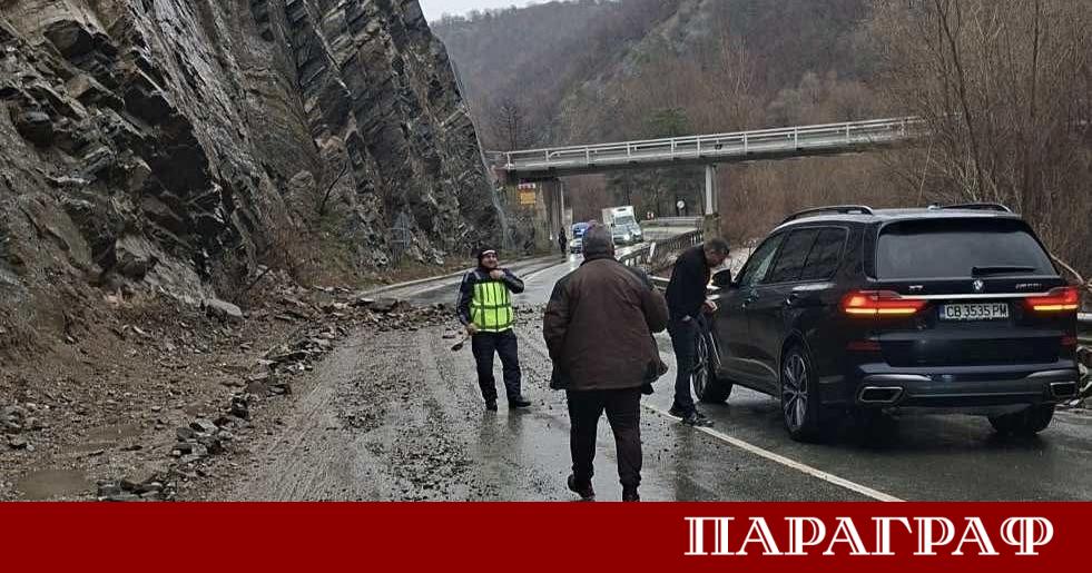 Полицията затвори временно движението през дефилето от село Варвара до