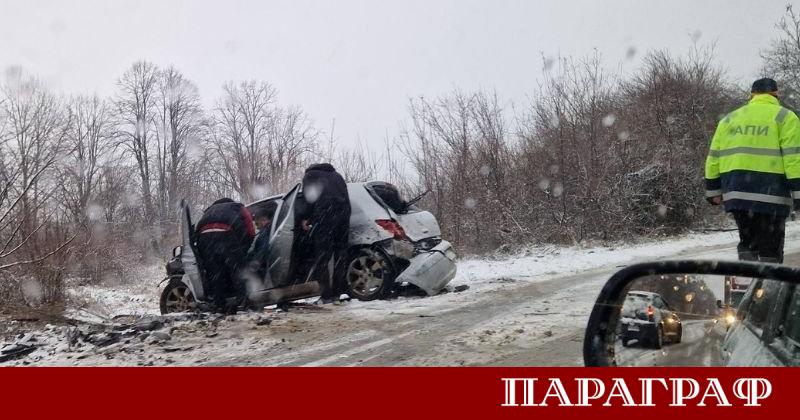 Силните снеговалежи през изминалата нощ предизвикаха сериозен хаос по пътната