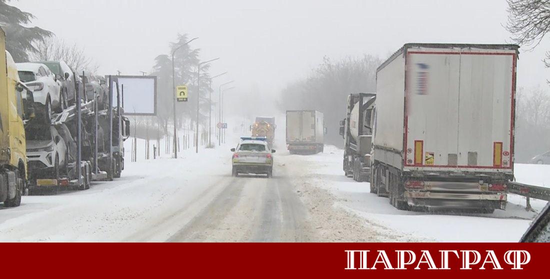 Тежка зимна обстановка парализира движението в Русенска област през последните
