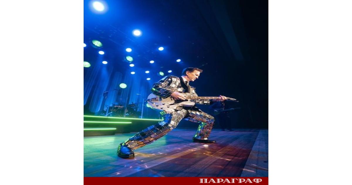 Американският музикант и актьор Крис Айзък е сред най разпознаваемите